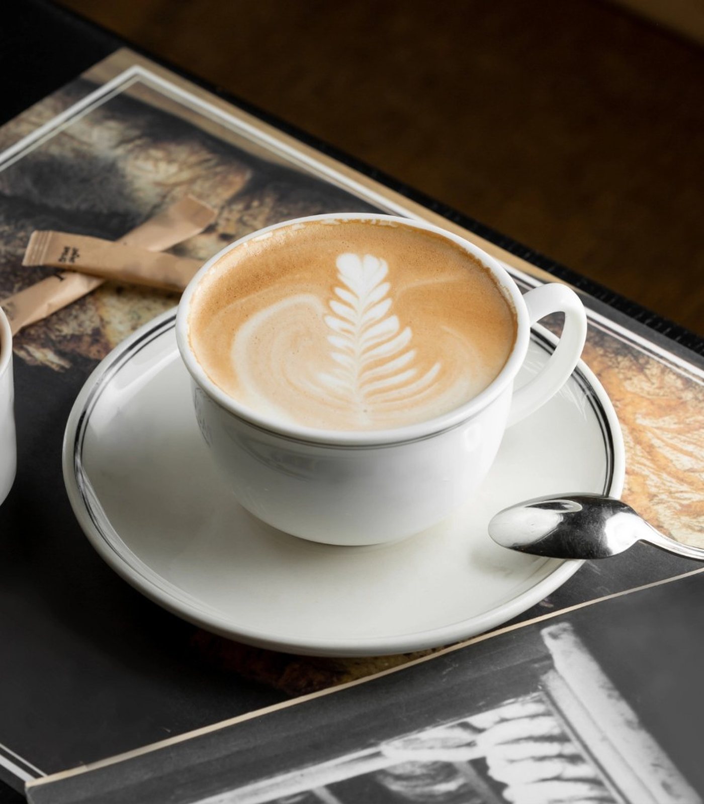 Latte, beyaz fincanda