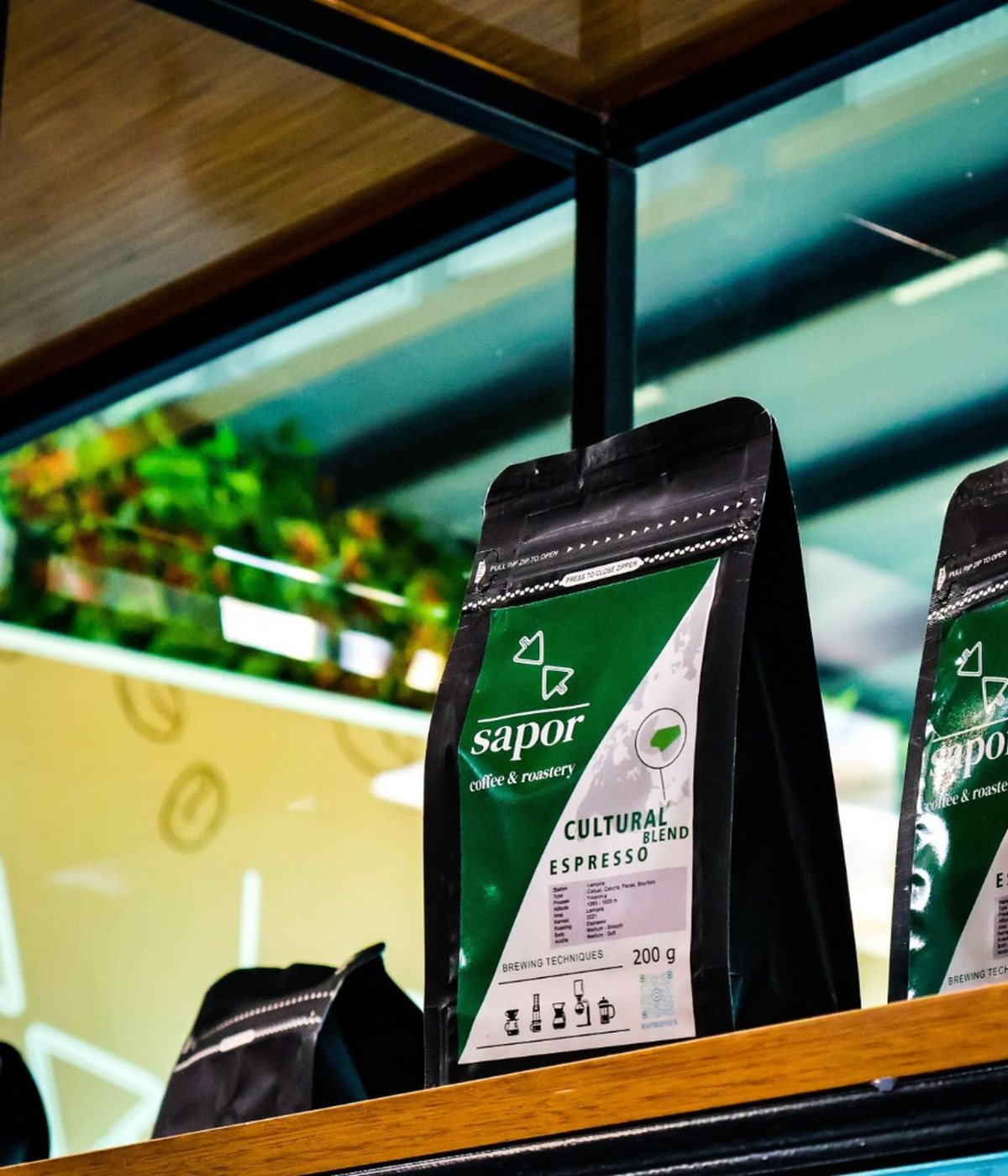Cultural Blend paketleri, pencerenin önünde